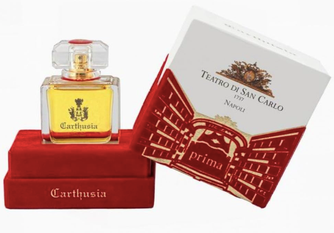 Perfume Prima del Teatro San Carlo Napoli